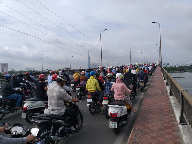 Hai ô tô truy đuổi nhau trên cầu Bình Triệu, cửa ngõ vào trung tâm Sài Gòn tê liệt ngày đầu tuần - Ảnh 5.