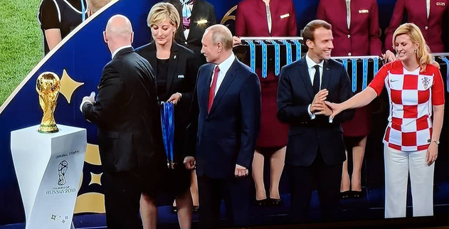 Cái nắm tay thân mật của Tổng thống Pháp và Tổng thống Croatia gây sốt mạng xã hội quốc tế - Ảnh 2.