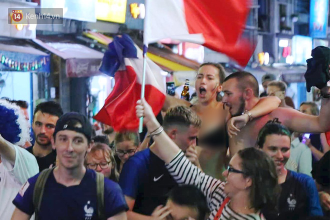Nữ CĐV ở Sài Gòn cởi đồ, hò hét ăn mừng xuyên đêm tại phố Tây Bùi Viện khi Pháp vô địch World Cup sau 20 năm - Ảnh 4.