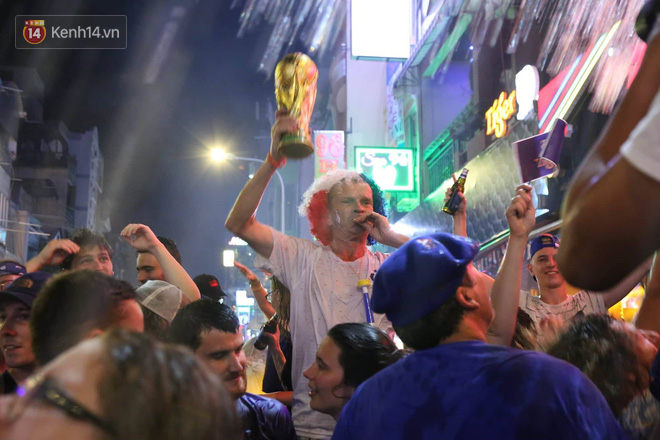 Nữ CĐV ở Sài Gòn cởi đồ, hò hét ăn mừng xuyên đêm tại phố Tây Bùi Viện khi Pháp vô địch World Cup sau 20 năm - Ảnh 10.
