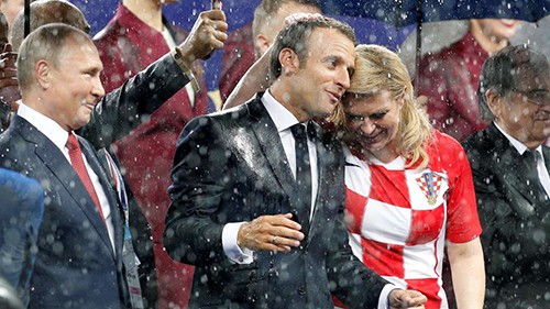 Cái nắm tay thân mật của Tổng thống Pháp và Tổng thống Croatia gây sốt mạng xã hội quốc tế - Ảnh 3.
