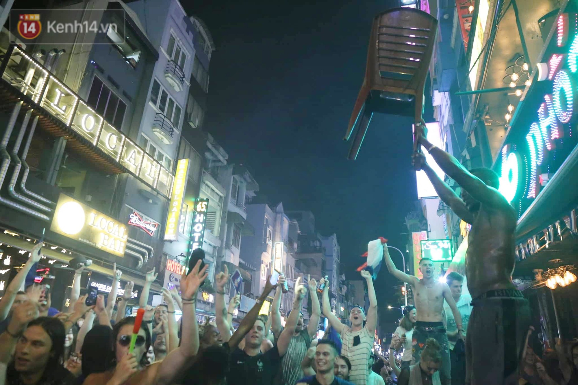 Nữ CĐV ở Sài Gòn cởi đồ, hò hét ăn mừng xuyên đêm tại phố Tây Bùi Viện khi Pháp vô địch World Cup sau 20 năm - Ảnh 7.