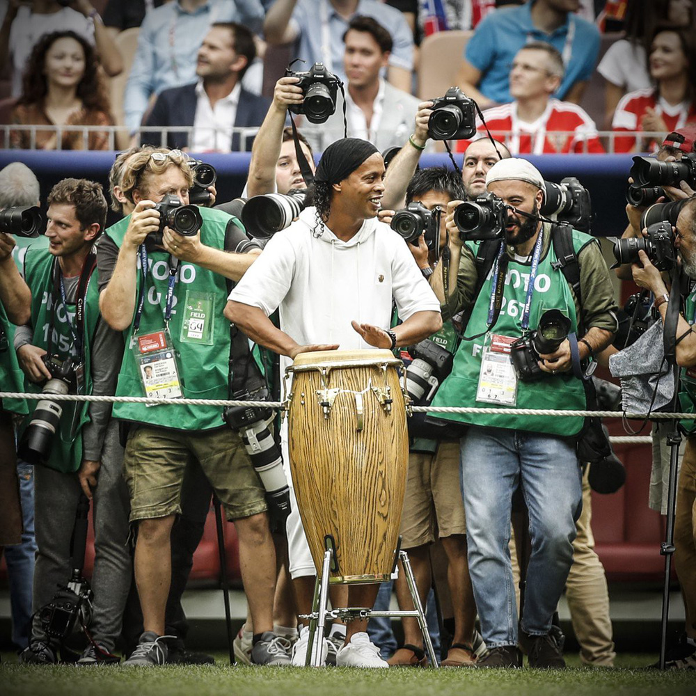 Lahm đá cặp với siêu mẫu nhưng Ronaldinho mới gây chú ý nhất lễ bế mạc World Cup 2018 - Ảnh 8.