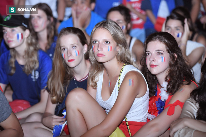 Ngẩn ngơ trước vẻ đẹp của CĐV Pháp cổ vũ đêm chung kết World Cup 2018 tại Việt Nam - Ảnh 2.
