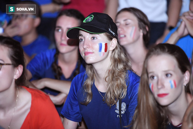 Ngẩn ngơ trước vẻ đẹp của CĐV Pháp cổ vũ đêm chung kết World Cup 2018 tại Việt Nam 2