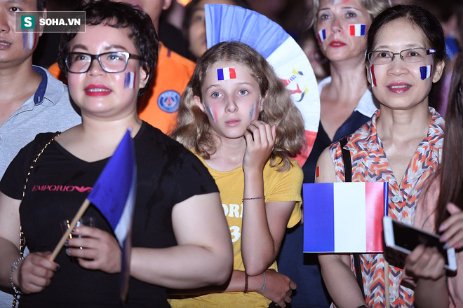 Ngẩn ngơ trước vẻ đẹp của CĐV Pháp cổ vũ đêm chung kết World Cup 2018 tại Việt Nam 5 Ngẩn ngơ trước vẻ đẹp của CĐV Pháp cổ vũ đêm chung kết World Cup 2018 tại Việt Nam 5