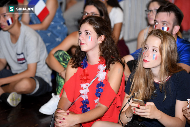 Ngẩn ngơ trước vẻ đẹp của CĐV Pháp cổ vũ đêm chung kết World Cup 2018 tại Việt Nam 15