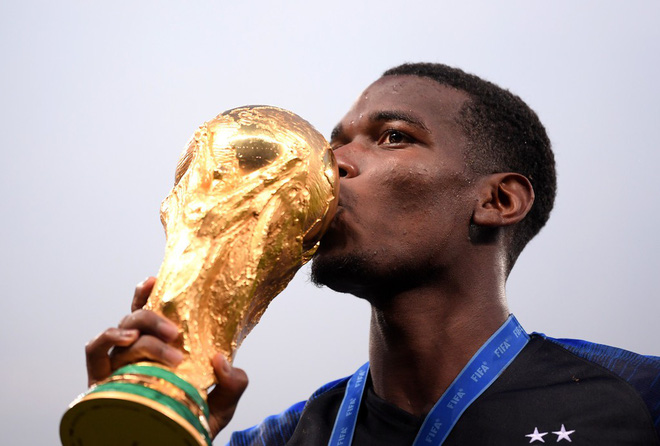 Khoảnh khắc lịch sử: Dàn sao đội tuyển Pháp thay nhau hôn Cúp vàng thế giới 12