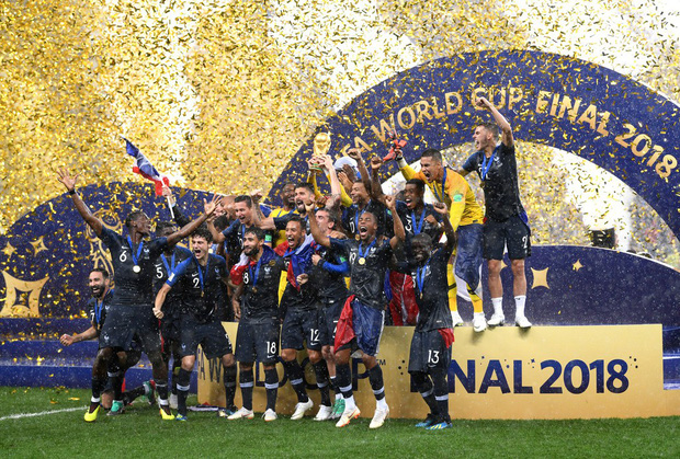 Khoảnh khắc lịch sử: Dàn sao đội tuyển Pháp thay nhau hôn Cúp vàng thế giới - Ảnh 6.