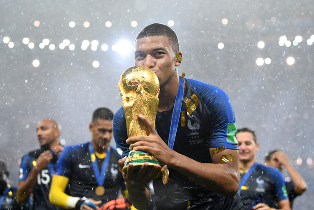 Khoảnh khắc lịch sử: Dàn sao đội tuyển Pháp thay nhau hôn Cúp vàng thế giới - Ảnh 4.