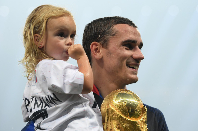 Khoảnh khắc lịch sử: Dàn sao đội tuyển Pháp thay nhau hôn Cúp vàng thế giới 9