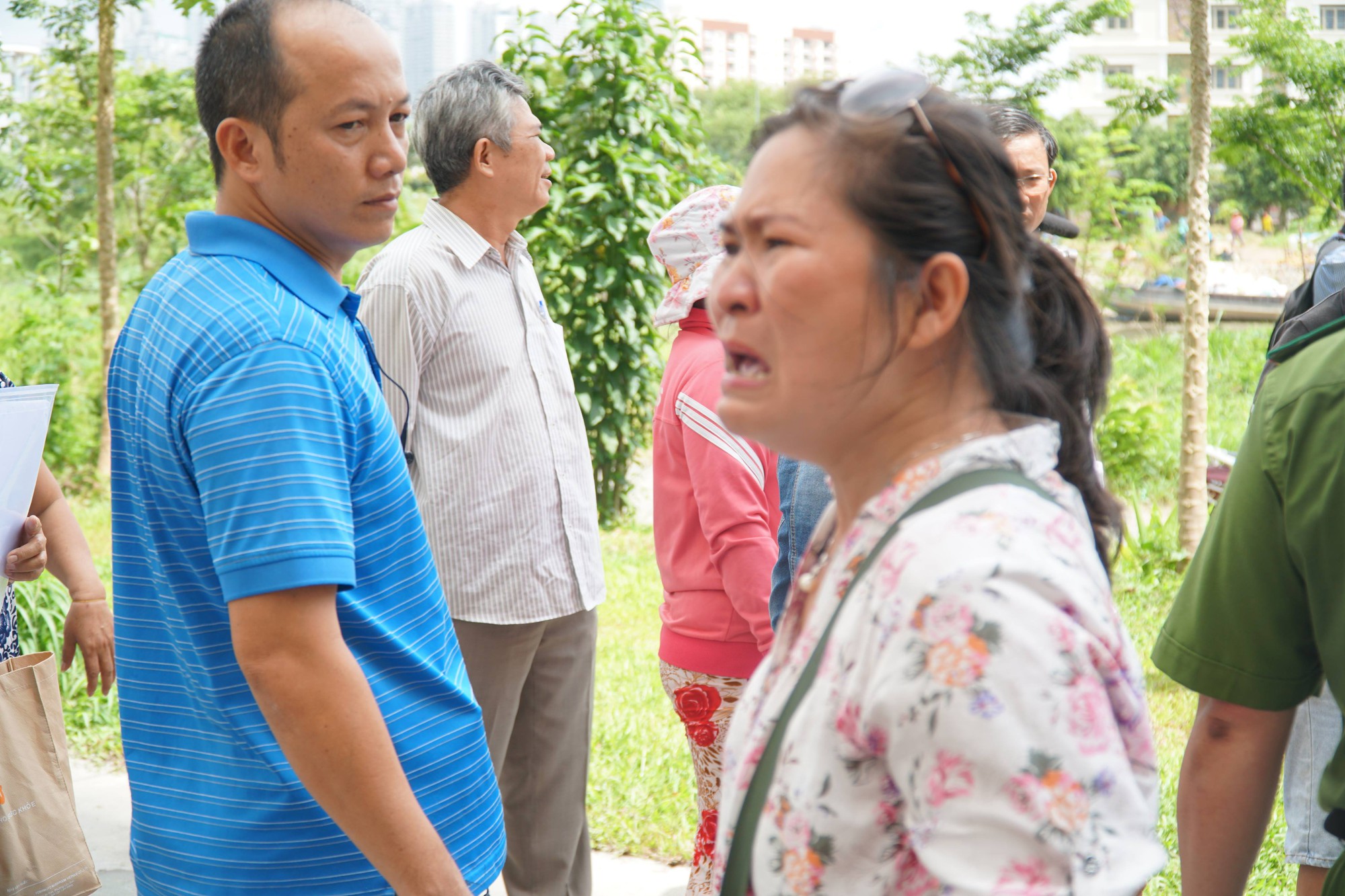 Người Thủ Thiêm bật khóc khi Bí thư Nguyễn Thiện Nhân đến thăm - Ảnh 5. Người Thủ Thiêm bật khóc khi Bí thư Nguyễn Thiện Nhân đến thăm - Ảnh 5.