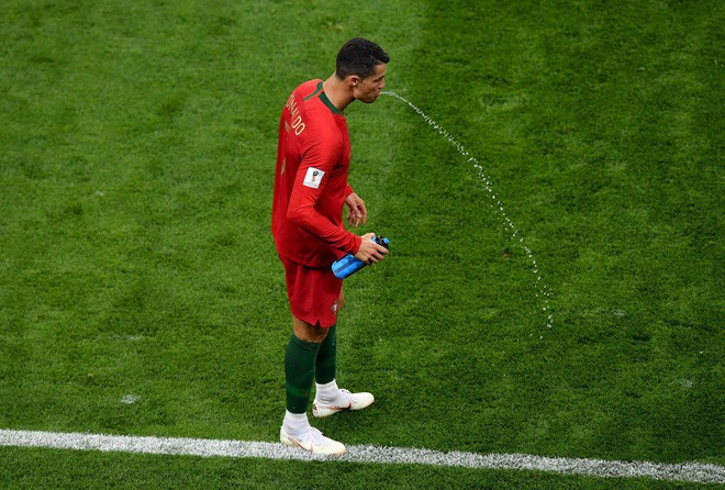 World Cup 2018: Tại sao các cầu thủ thi nhau súc miệng rồi nhổ nước ra sân? - Ảnh 5.