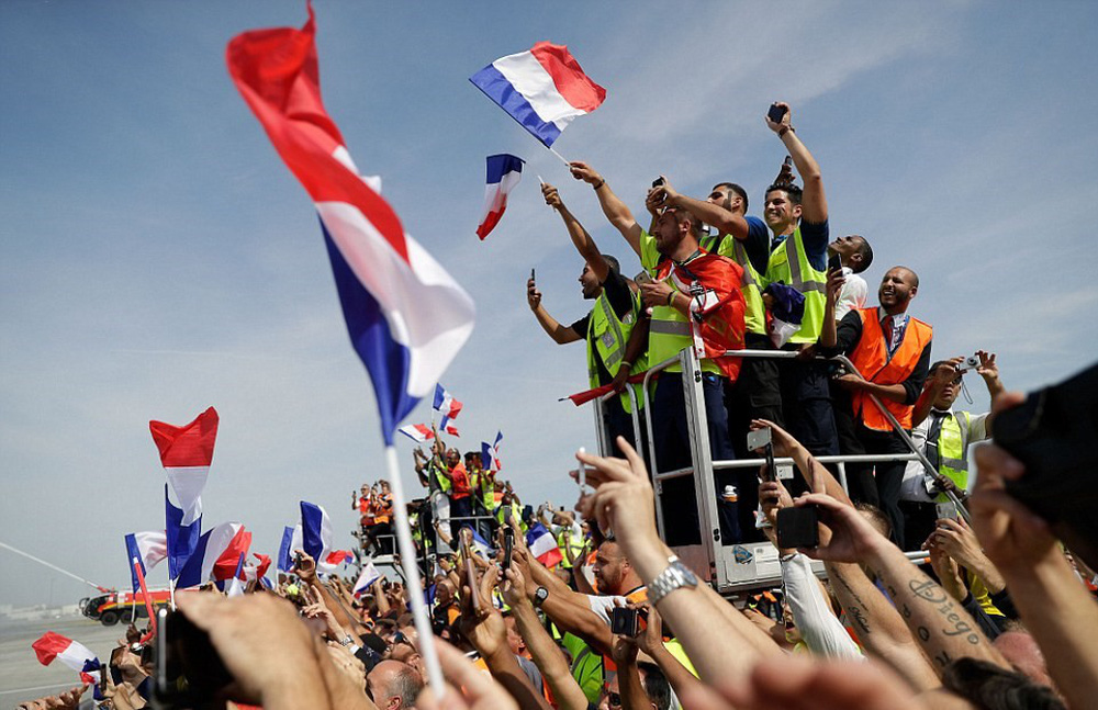Tuyển Pháp mang cúp vàng trở về, 500.000 fan xuống đường chào đón như ngày hội - Ảnh 7.