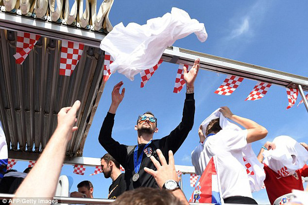 Biển người chào đón Modric và đội tuyển Croatia sau hành trình kỳ diệu ở World Cup 2018 - Ảnh 12.