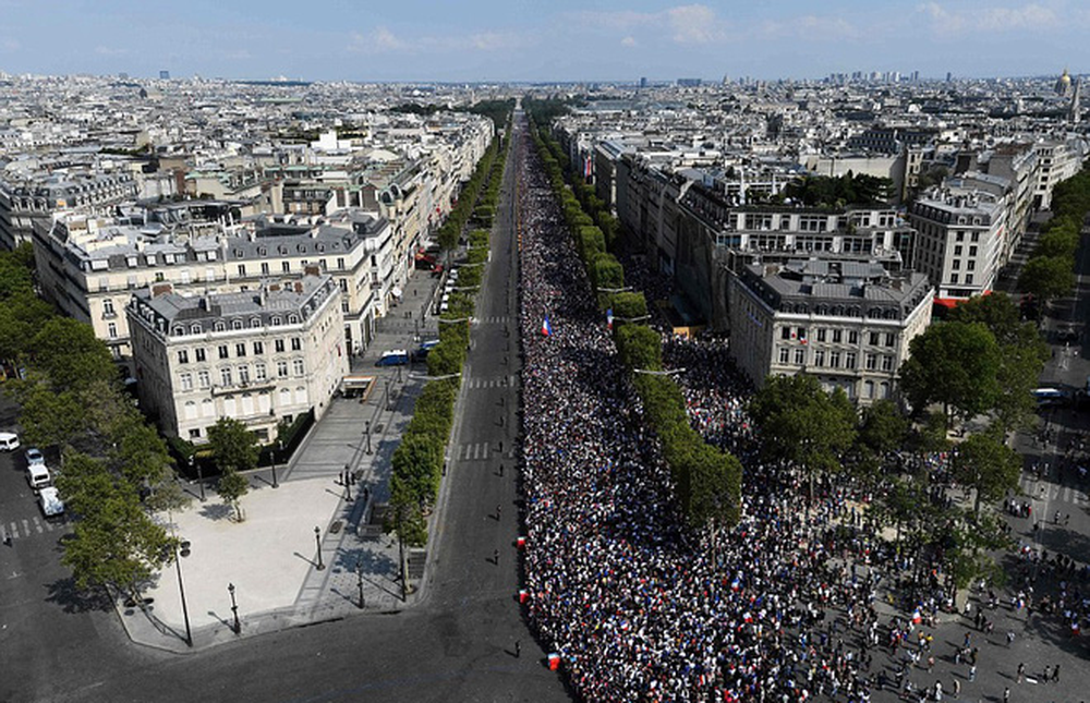 Tuyển Pháp mang cúp vàng trở về, 500.000 fan xuống đường chào đón như ngày hội - Ảnh 4.