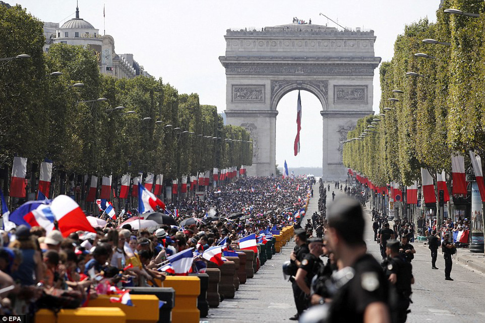Tuyển Pháp mang cúp vàng trở về, 500.000 fan xuống đường chào đón như ngày hội - Ảnh 8.