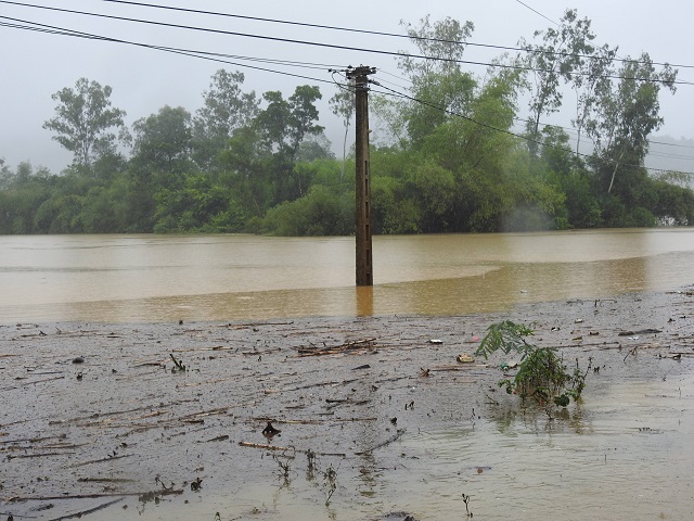 Hà Tĩnh: Chiều nay, Thủy điện Hương Sơn xả lũ vì mưa lớn, nước dâng cao 1