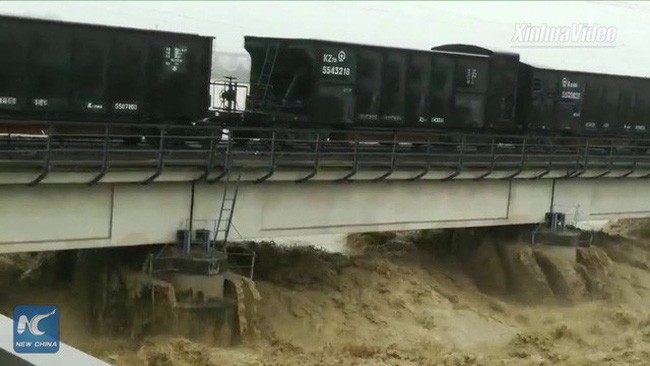 Trung Quốc sử dụng 2 đoàn tàu nặng 7.000 tấn nhằm ngăn cầu đường sắt bị lũ cuốn trôi 1