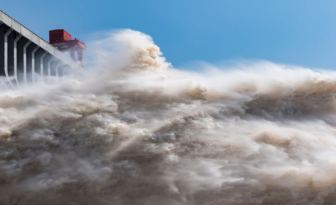 24h qua ảnh: Cảnh xả lũ ngoạn mục từ đập thủy điện lớn nhất thế giới - Ảnh 2.