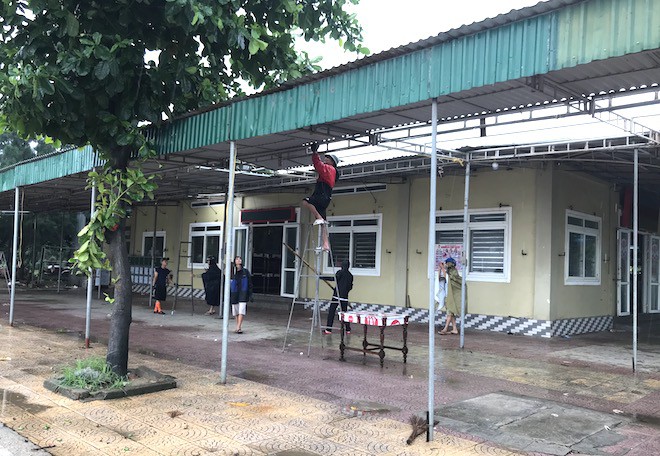 Bất chấp bão Sơn Tinh đang tiến vào, du khách vẫn xuống biển Cửa Lò tắm trong mưa - Ảnh 1. Bất chấp bão Sơn Tinh đang tiến vào, du khách vẫn xuống biển Cửa Lò tắm trong mưa 1