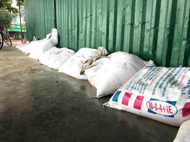 Bất chấp bão Sơn Tinh đang tiến vào, du khách vẫn xuống biển Cửa Lò tắm trong mưa - Ảnh 4. Bất chấp bão Sơn Tinh đang tiến vào, du khách vẫn xuống biển Cửa Lò tắm trong mưa 4