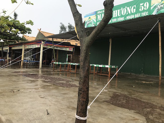 Bất chấp bão Sơn Tinh đang tiến vào, du khách vẫn xuống biển Cửa Lò tắm trong mưa - Ảnh 5. Bất chấp bão Sơn Tinh đang tiến vào, du khách vẫn xuống biển Cửa Lò tắm trong mưa 5