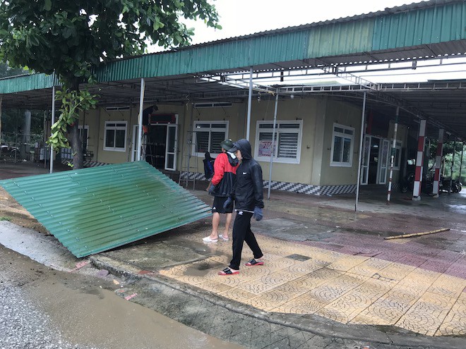 Bất chấp bão Sơn Tinh đang tiến vào, du khách vẫn xuống biển Cửa Lò tắm trong mưa - Ảnh 2. Bất chấp bão Sơn Tinh đang tiến vào, du khách vẫn xuống biển Cửa Lò tắm trong mưa 2