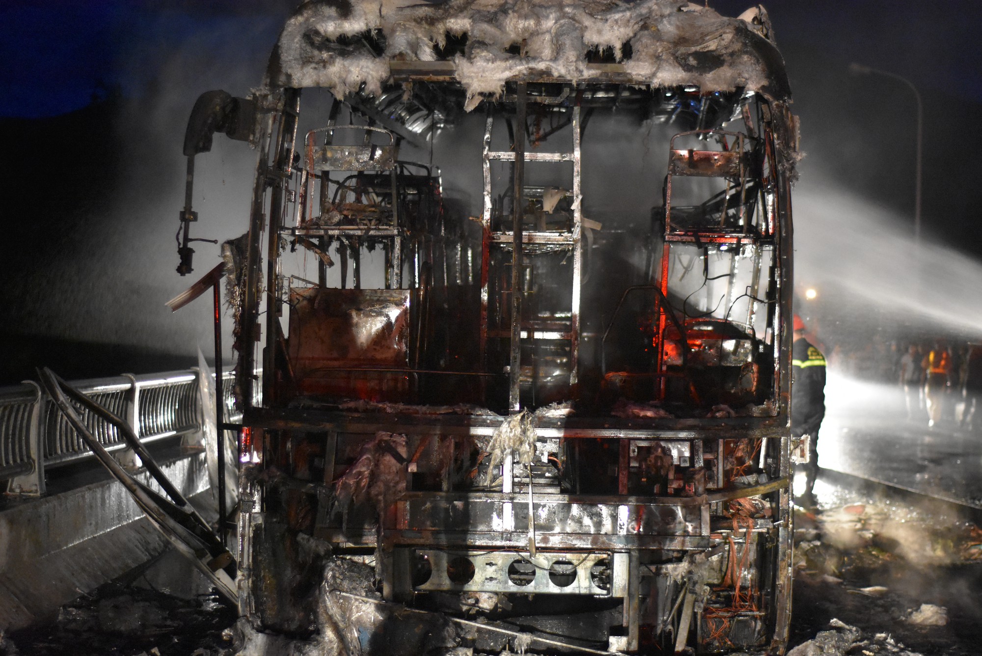 Xe khách bốc cháy ngùn ngụt sau tiếng nổ, hàng chục hành khách hoảng loạn - Ảnh 4.