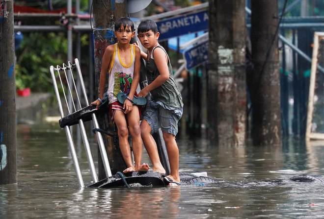 24h qua ảnh: Bão Sơn Tinh gây ngập lụt ở Philippines - Ảnh 4.