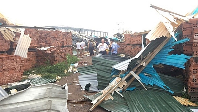 Giông lốc kéo sập nhà xưởng ở Bắc Giang, 3 người thương vong 1