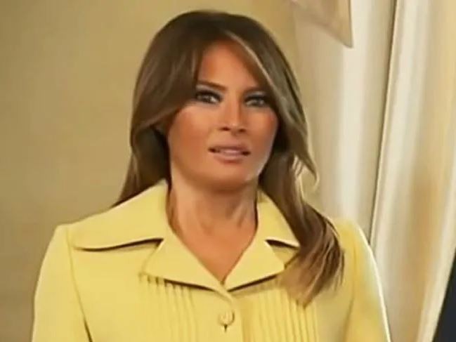 Đệ nhất phu nhân Mỹ Melania Trump có biểu cảm kỳ lạ sau khi bắt tay Tổng thống Putin 1 Đệ nhất phu nhân Mỹ Melania Trump có biểu cảm kỳ lạ sau khi bắt tay Tổng thống Putin 1
