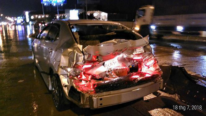 Xe tải tông sập cabin thu phí cao tốc TP HCM - Trung Lương rồi gây tai nạn liên hoàn 2