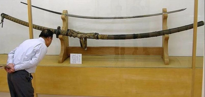 Bí ẩn thanh kiếm dài 3,7m, nặng gần 15kg, từng bị nghi là vũ khí của người khổng lồ - Ảnh 1.