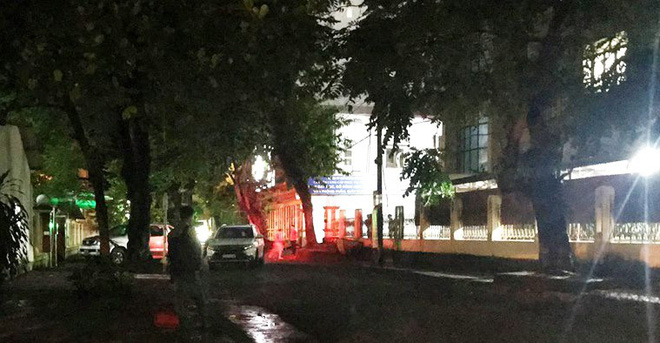 Xe cảnh sát cơ động xuất hiện trước cổng Sở GD&ĐT Hà Giang lúc đêm khuya - Ảnh 10.