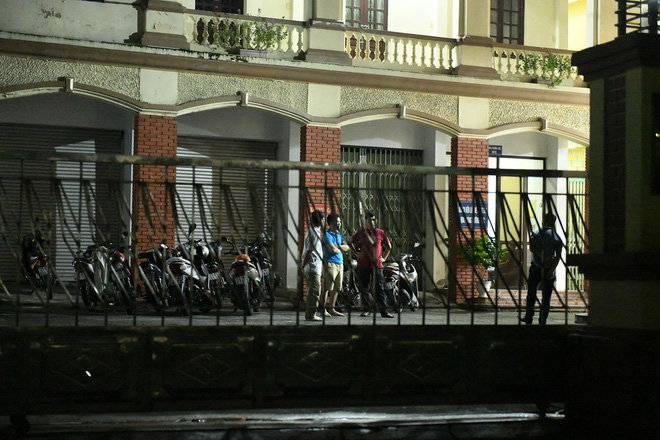 Xe cảnh sát cơ động xuất hiện trước cổng Sở GD&ĐT Hà Giang lúc đêm khuya - Ảnh 1.