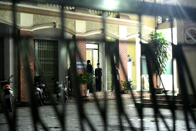 Xe cảnh sát cơ động xuất hiện trước cổng Sở GD&ĐT Hà Giang lúc đêm khuya - Ảnh 4.
