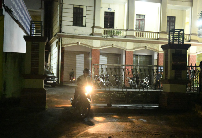 Xe cảnh sát cơ động xuất hiện trước cổng Sở GD&ĐT Hà Giang lúc đêm khuya - Ảnh 7.