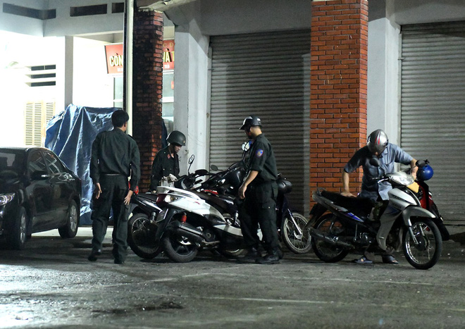 Xe cảnh sát cơ động xuất hiện trước cổng Sở GD&ĐT Hà Giang lúc đêm khuya - Ảnh 9.