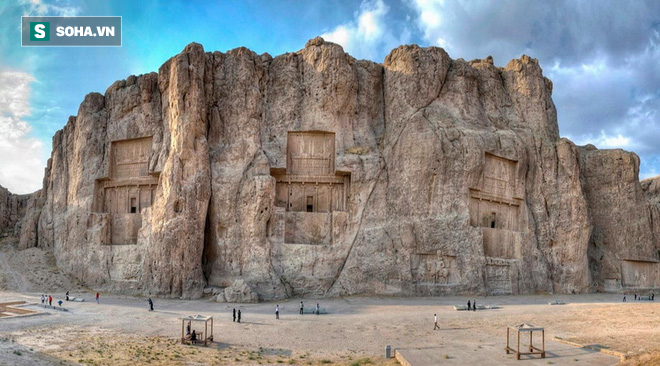 Lăng mộ hùng vĩ của những vị vua Ba Tư quyền lực nhất: Xây trên cả quả núi - Ảnh 1.