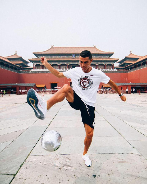 Ronaldo gây náo loạn ở Trung Quốc, một fan nhí khóc ngất - Ảnh 1. Ronaldo gây náo loạn ở Trung Quốc, một fan nhí khóc ngất 1