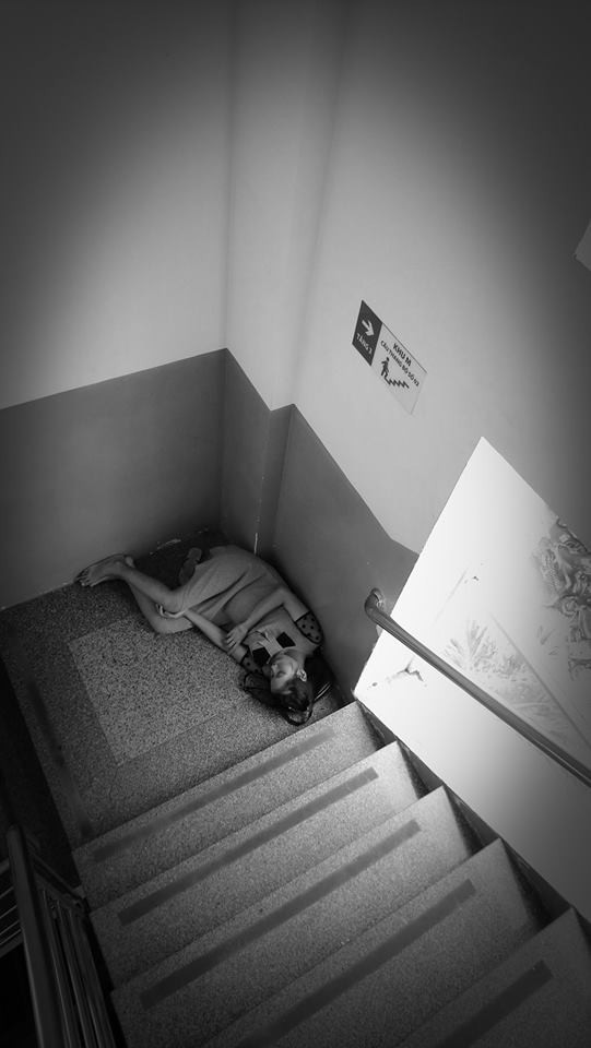 Mẹ bầu trẻ co ro nằm ngủ nơi góc cầu thang bệnh viện - bức ảnh khiến bao người cảm động rơi nước mắt - Ảnh 2.