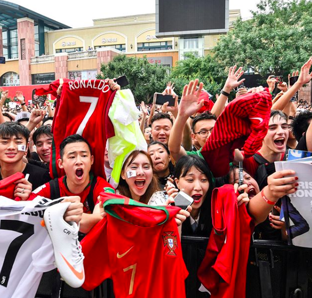 Ronaldo gây náo loạn ở Trung Quốc, một fan nhí khóc ngất - Ảnh 4.