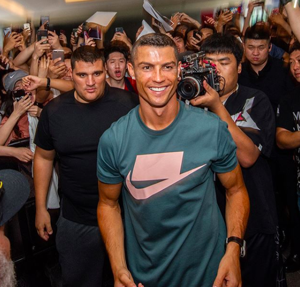 Ronaldo gây náo loạn ở Trung Quốc, một fan nhí khóc ngất - Ảnh 6.
