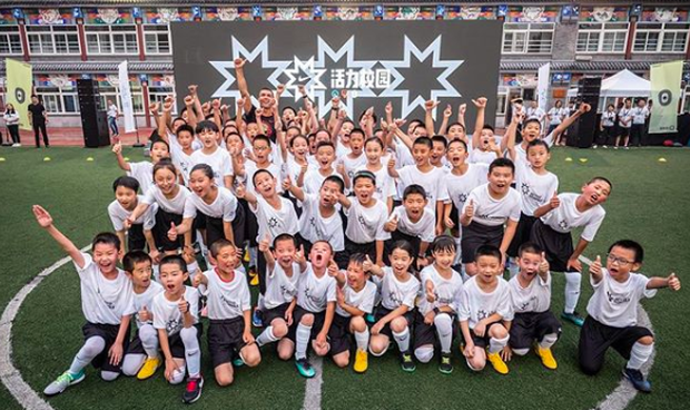 Ronaldo gây náo loạn ở Trung Quốc, một fan nhí khóc ngất - Ảnh 7. Ronaldo gây náo loạn ở Trung Quốc, một fan nhí khóc ngất 7