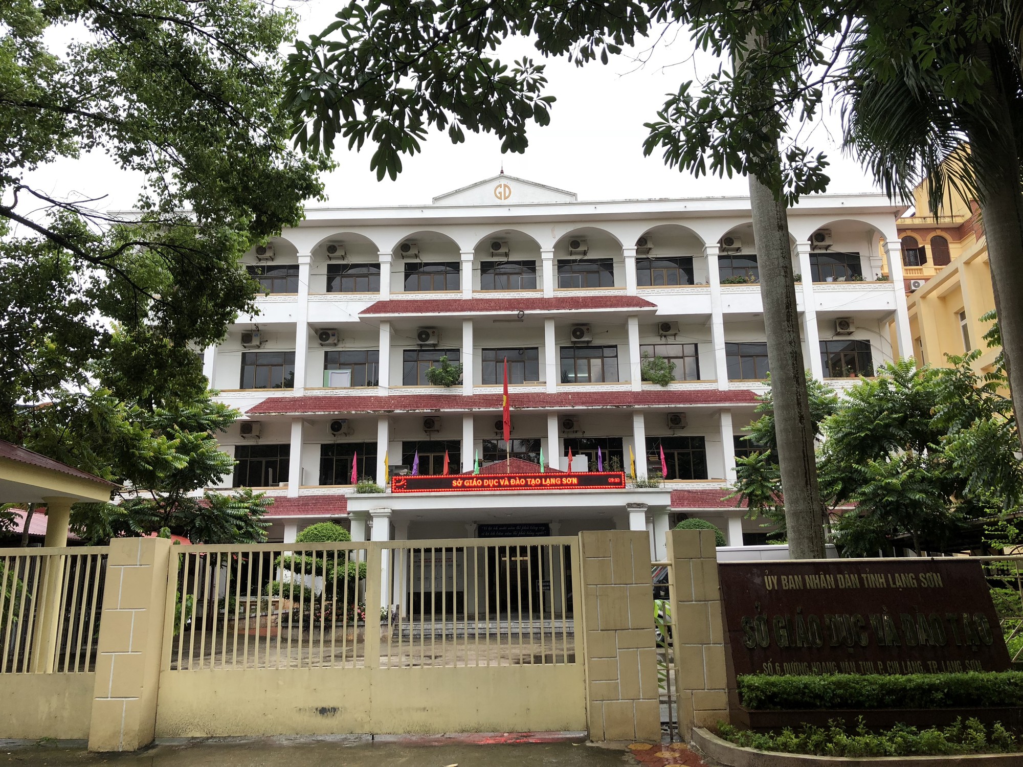 Giáo viên dạy văn ôn luyện cho 35 chiến sĩ nghĩa vụ: Điểm thi thử của các em tương đồng với điểm thi thật, em nào học tốt vẫn giữ vị trí top đầu - Ảnh 1. Giáo viên dạy Văn ôn luyện cho 35 chiến sĩ ngachĩa vụ: 'Điểm thi thử của các em tương đồng với điểm thi thật, em nào học tốt vẫn giữ vị trí top đầu' 1