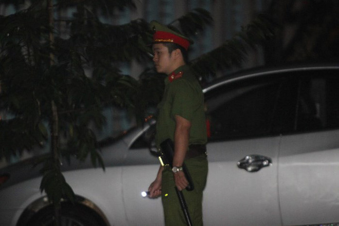 Cảnh sát bảo vệ nhiều tầng lớp trong đêm thứ 2 kiểm tra điểm thi bất thường ở Sơn La - Ảnh 3.