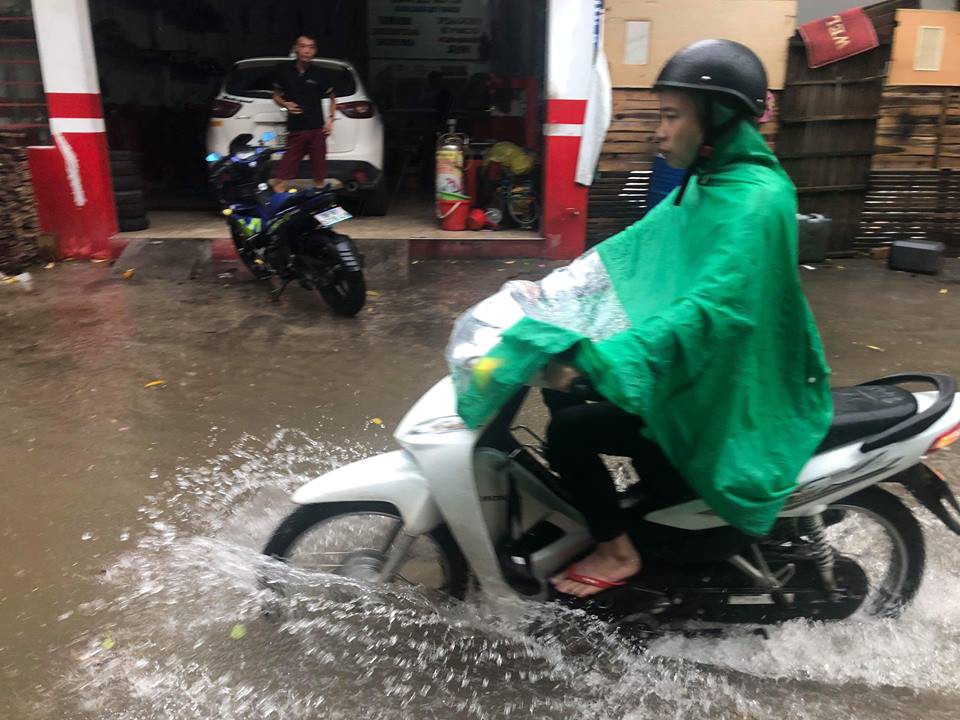 Hà Nội mưa trắng trời, nhiều tuyến phố ngập sâu trong nước - Ảnh 5.