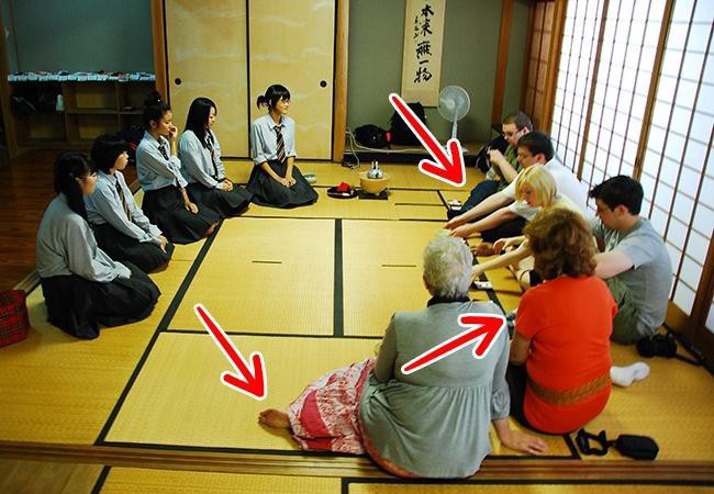 7 nghi thức giao tiếp kỳ lạ của người Nhật: Không được chạm vào người nhau, hôn nhau nơi công cộng từng bị bỏ tù - Ảnh 5.