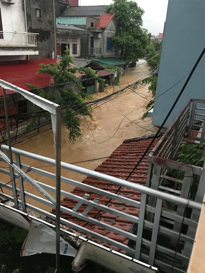 Phú Thọ: Bàn ghế giường tủ trôi… thị trấn ngập trong biển nước 5